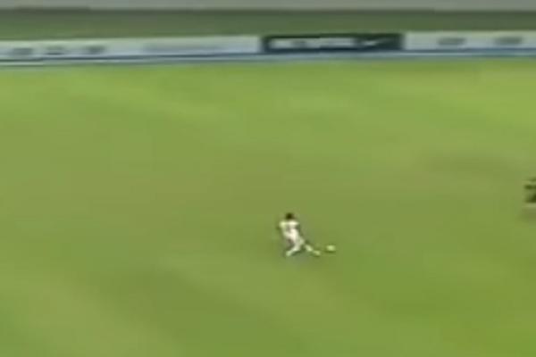 Mirno li spavaš, Bolte Juseine?! Je l' znate ono kad stavite igraču SPEED 99 u PESU, pa terorišete? E, jedan fudbaler u realnosti je toliko brz! (VIDEO)