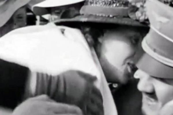 PRIŠLA JE HITLERU I POLJUBILA GA U USTA:  Svi su se tresli a FIRER JE URADIO OVO! (VIDEO)