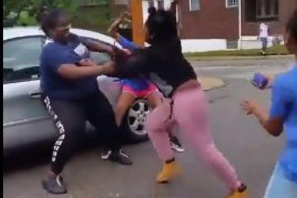 PESNICA U GLAVU, NOGA U STOMAK! Ovo je najbrutalnija tuča žena ikada! (VIDEO 18+)