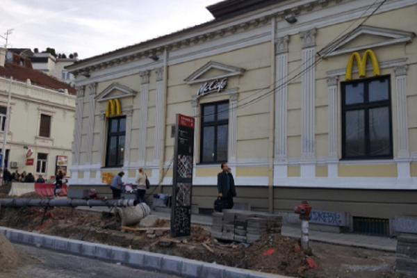 GRADI, PA TI PADNE BANDERA! Nadamo se da je struja bila isključena! SKANDALOZNA SCENA NA SLAVIJI! (FOTO)