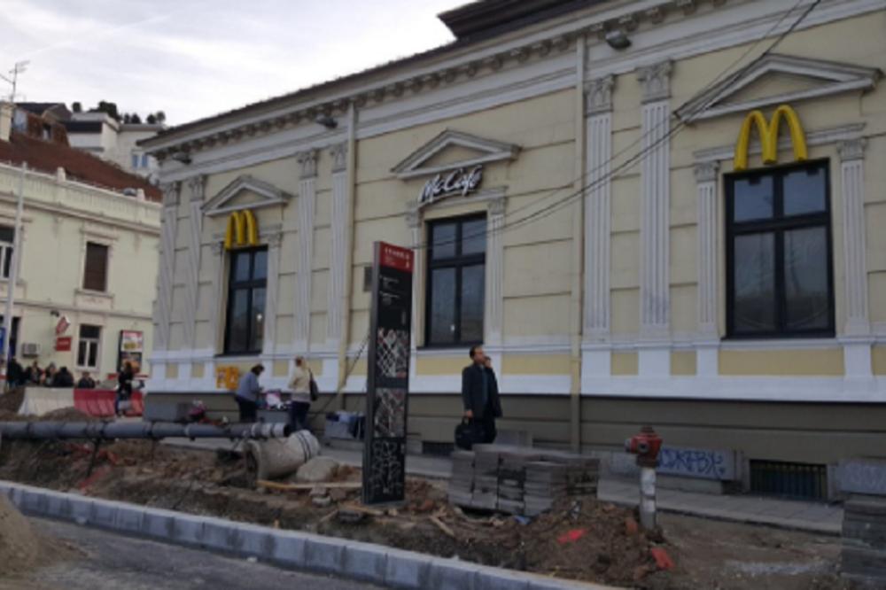 GRADI, PA TI PADNE BANDERA! Nadamo se da je struja bila isključena! SKANDALOZNA SCENA NA SLAVIJI! (FOTO)