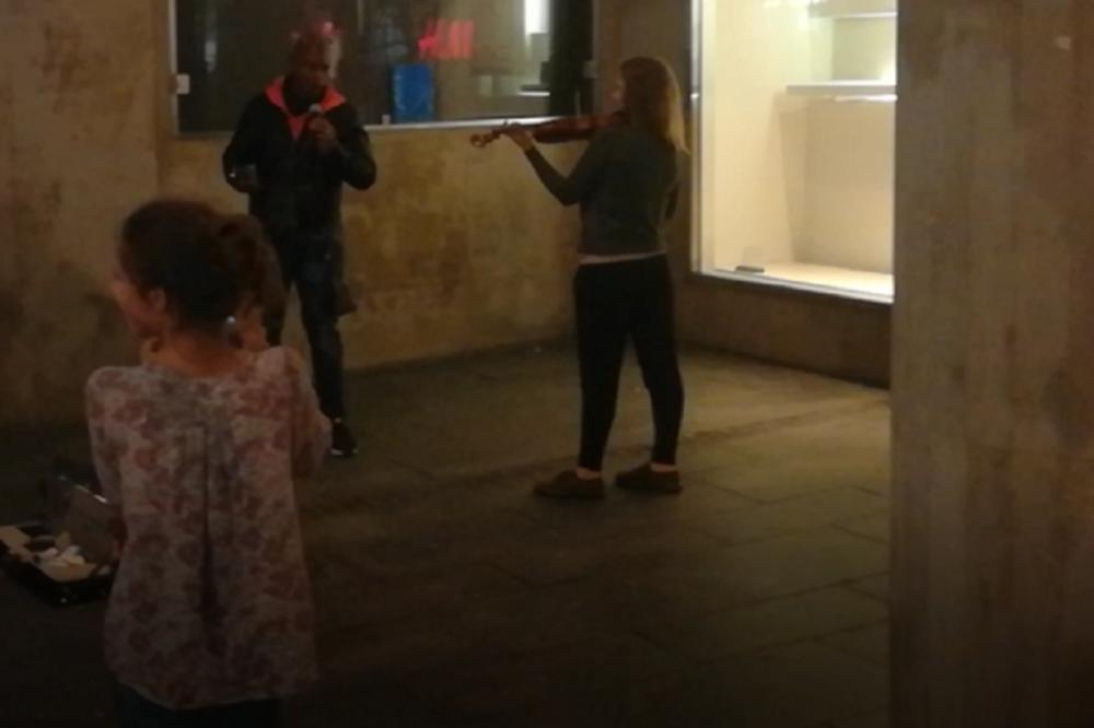 CRNAC JE PRIŠAO DEVOJČICAMA USRED BEOGRADA! Ono što sledi, nateraće vas na suze! (VIDEO)