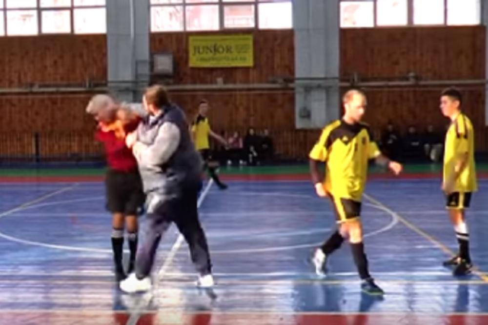 OVO JE ZA ZATVOR! Pobesneli trener pretukao dedu! (VIDEO)
