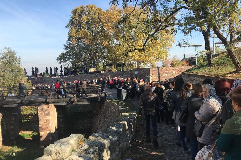REDOVI NA KALEMEGDANU: Srbi čekaju satima u redu da se poklone svetici! (VIDEO)