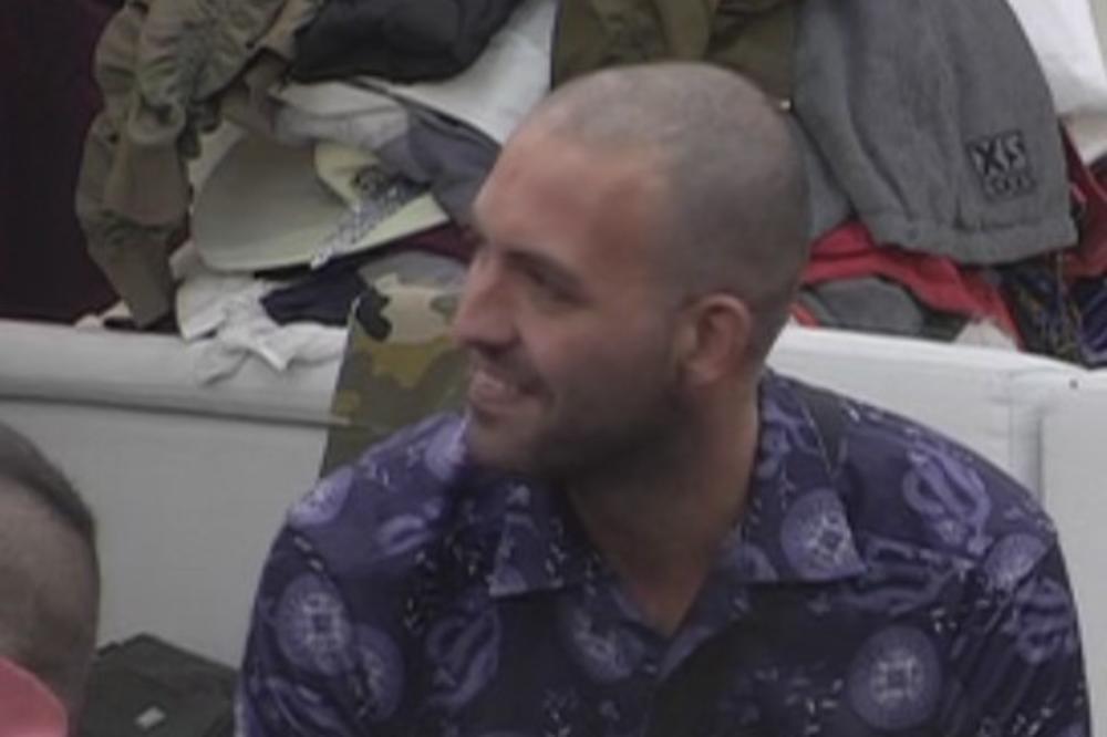 DA LI ZNATE ŠTA ZNAČI DRŽAVLJANSTVO? Njegov odgovor je pokidao: Da li je ovo dokaz da smo kao nacija otupeli? (VIDEO)