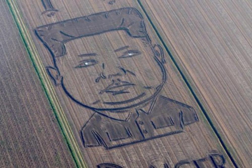 PORTRET KIM DŽONG UNA NIKAO USRED NJIVE! A poruka koju nosi, dovešće ga do ludila!(VIDEO)