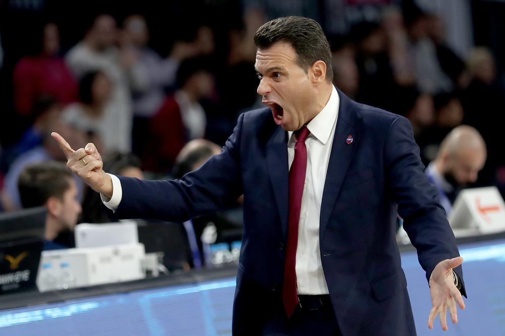 IZGLEDATE KAO DA STE NJIHOVE KU**E: Dimitris Itudis poludeo na svoje igrače, pa ih izrešetao psovkama!