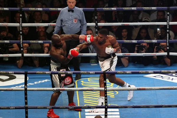 Jedan je svetski prvak: Džošua unakazio Takama i odbranio obe titula šampiona planete! (FOTO) (VIDEO)