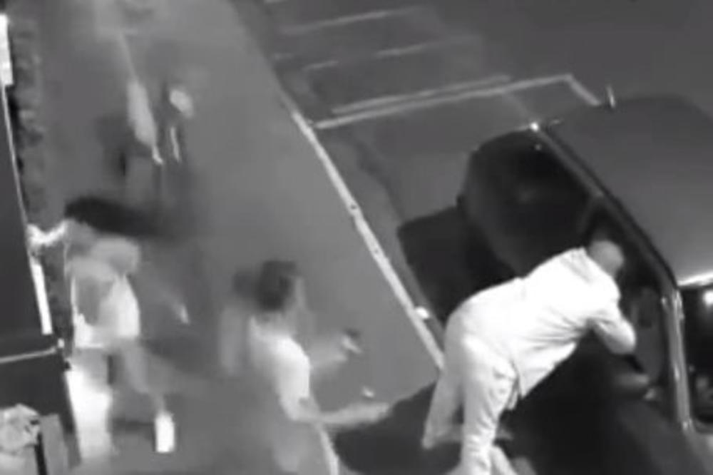 SNIMLJEN KRVAV NAPAD PITBULOVA: Razjarene zveri nasrnule na DEVOJKE U MINIĆIMA! (VIDEO)