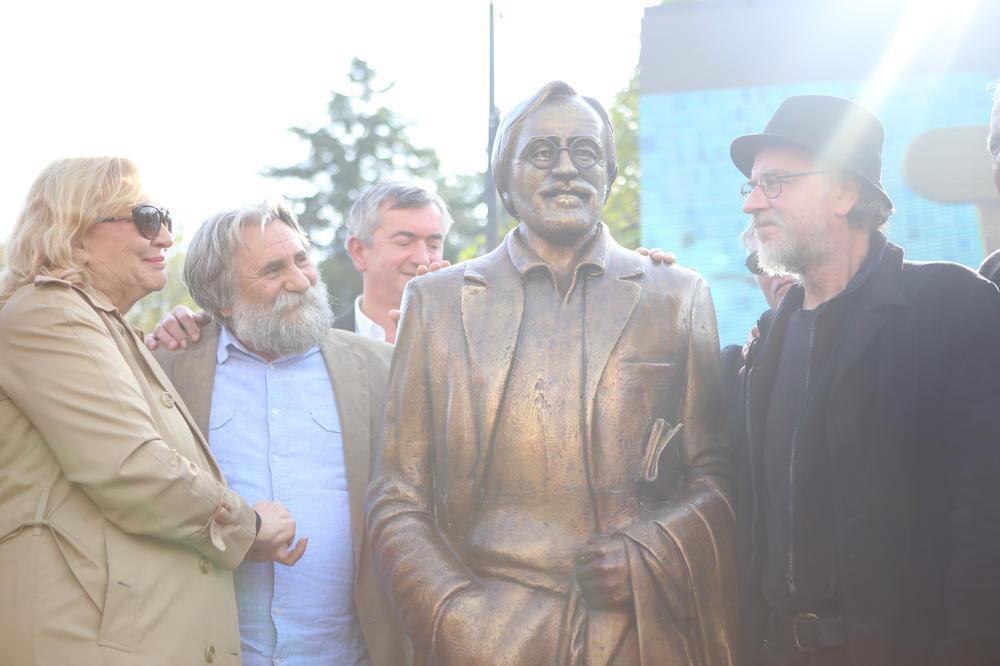 INCIDENT U VRNJAČKOJ BANJI: Ustanovljeno KO JE OSKRNAVIO STATUU Dragana Nikolića! (FOTO)