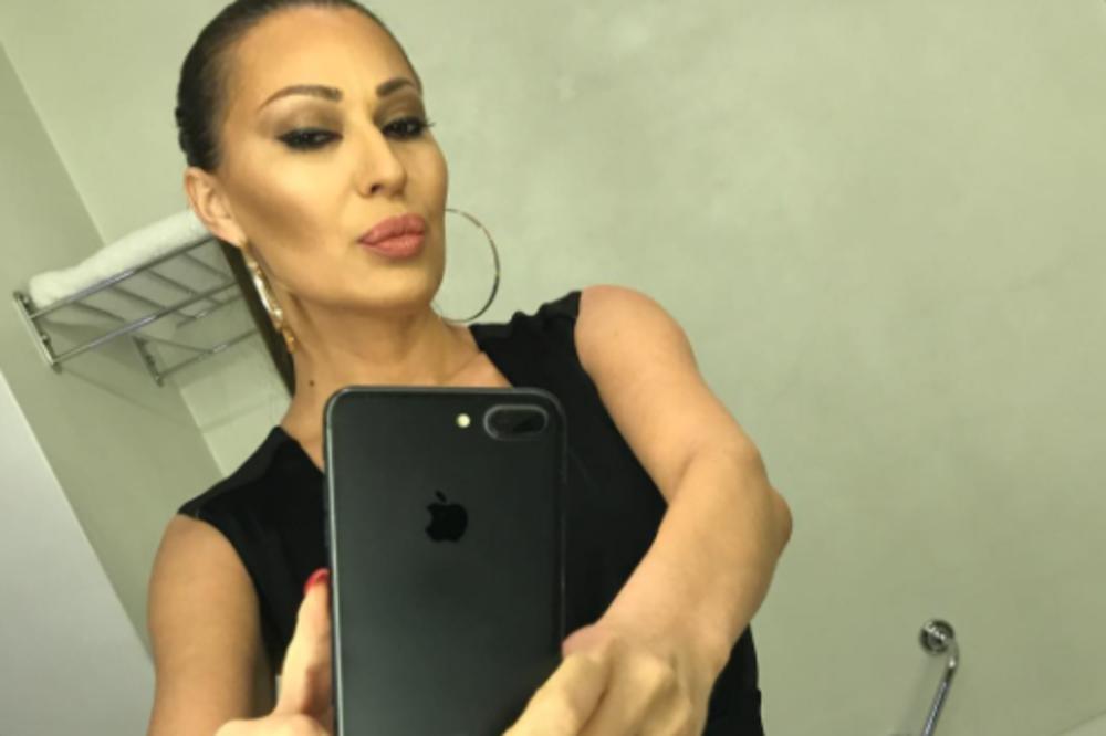 CECA KAO S MODNE PISTE: Zakopčana do grla besprekornim stajlingom ODUZIMA DAH! (FOTO)