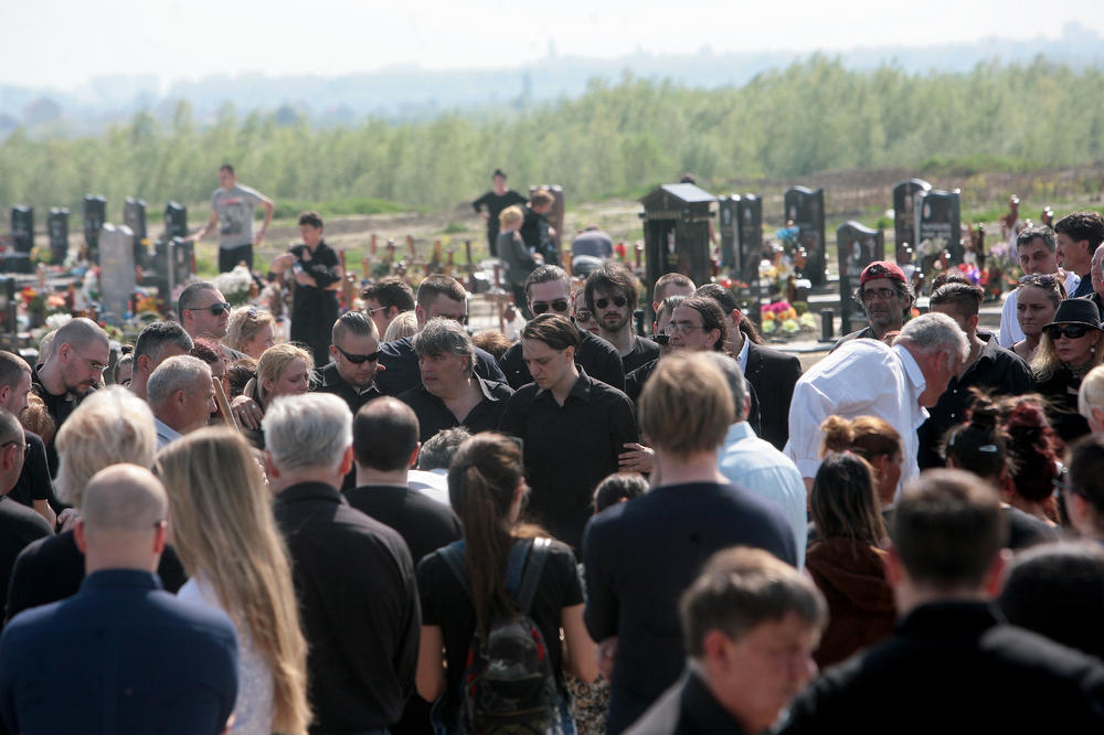 Zoran kaže da je veliki vernik, ALI OVAJ DETALJ SA JELENINE SAHRANE ga demantuje I NIKO GA NIJE PRIMETIO NI DAN DANAS! (FOTO)