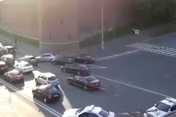 OBEZBEĐENJE KAKVO NIKO NEMA: Kako se za Putina čisti ulica - za najmoćnijeg na svetu nema prepreka! (VIDEO)