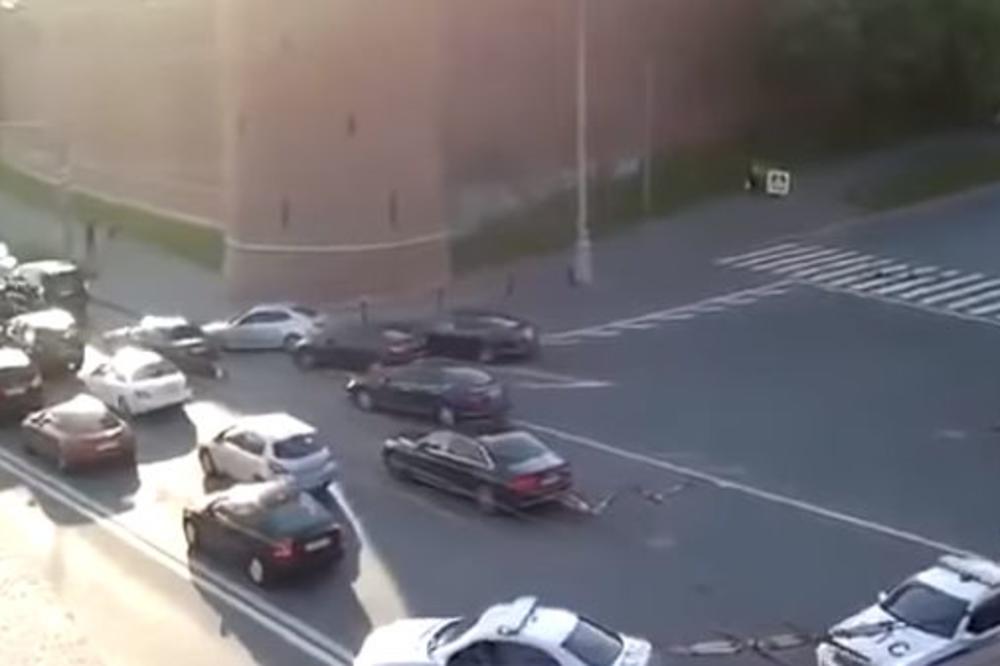 OBEZBEĐENJE KAKVO NIKO NEMA: Kako se za Putina čisti ulica - za najmoćnijeg na svetu nema prepreka! (VIDEO)