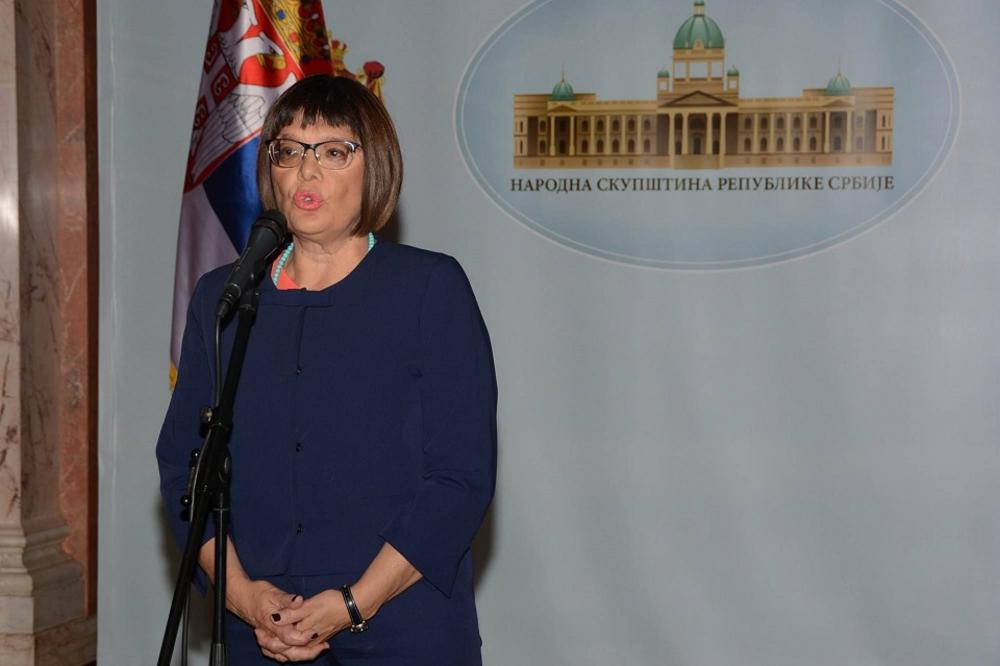 MAJA GOJKOVIĆ FIZIČKI IZGURALA POSLANIKE DVERI IZ SKUPŠTINE: Ponosna sam na to! (VIDEO)