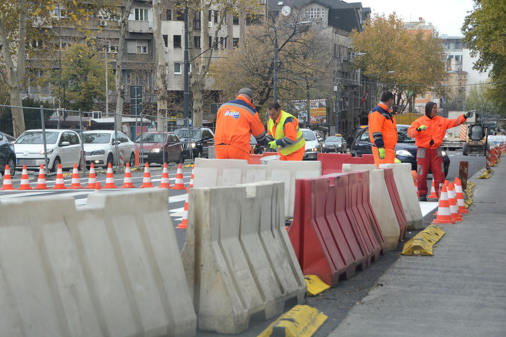 RADOVI NA SRPSKIM PUTEVIMA USPORAVAJU SAOBRAĆAJ: Na Horgošu teretnjaci čekaju 5 sati