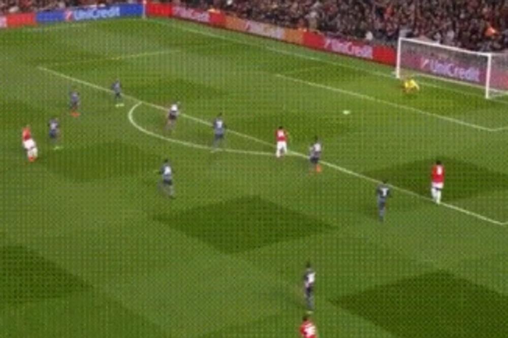 KO ĆE KOGA, AKO NE SVOJ SVOGA? Matić šutnuo sa 30 metara i naterao Svilara da sam sebi ugura loptu u gol! (VIDEO)