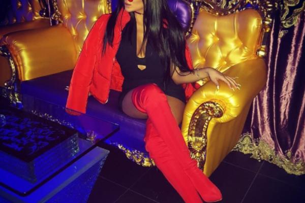 NJENA JE NAJVEĆA! Naša pevačica Tamara Milutinović ima jelku čak do PLAFONA, ovo puno košta! (FOTO)