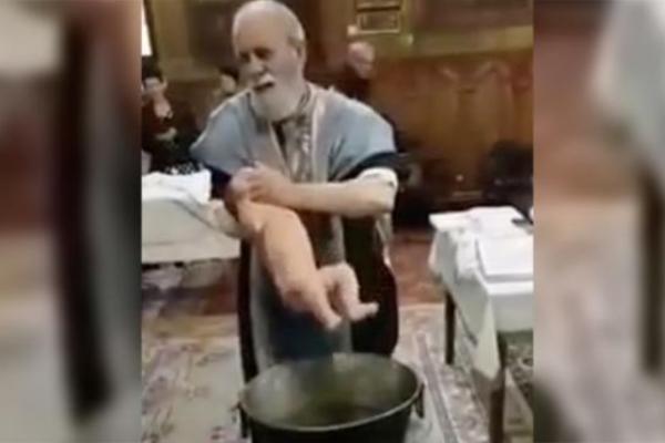 ŠTA TO RADIŠ, POPE?! Beba plakala tokom krštenja, sveštenik poludeo, zapušio joj usta i potopio je u vodu! (VIDEO)