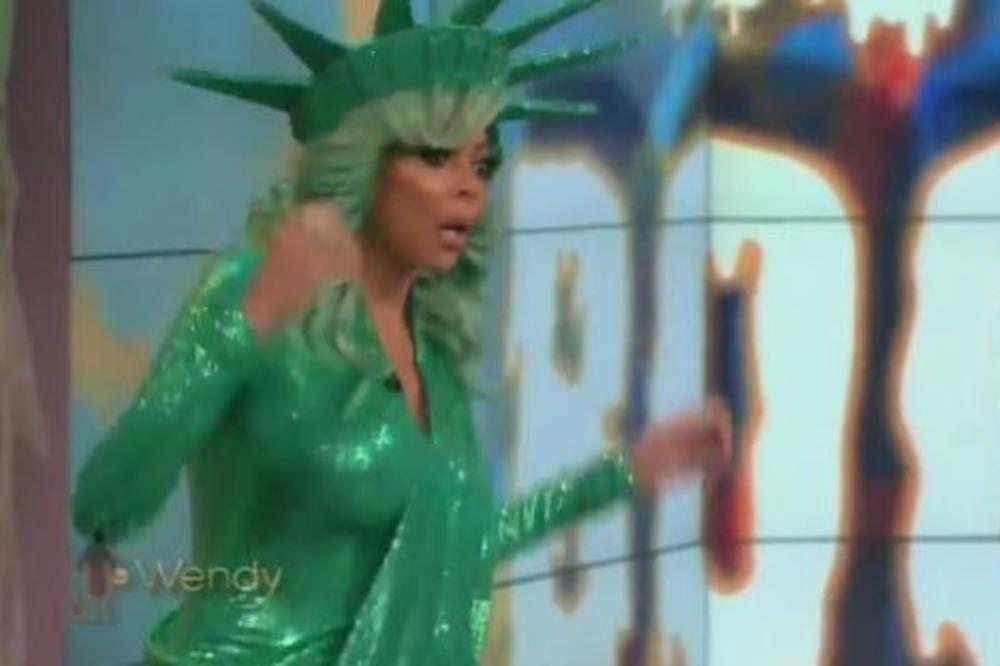 SAMO JE ZAKOLUTALA OČIMA I PALA! Voditeljka se onesvestila USRED EMISIJE! (VIDEO)