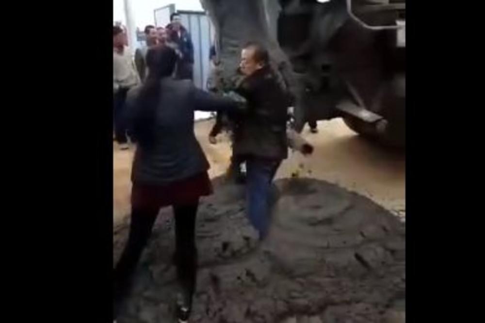 IMATE LI DUŠU, ZLOTVORI? Čoveka ŽIVOG ZACEMENTIRALI jer se protivio gradnji na svom zemljištu! (VIDEO)