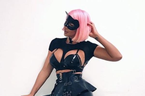 KARLEUŠIN NOVI SELFI ĆE VAS ŠOKIRATI! Grudi kao baloni, dekolte do pupka, izrez do butina, aman ženo! (FOTO)