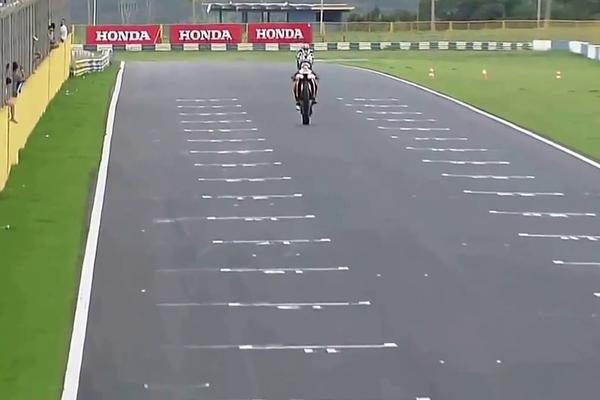 Podigao se na zadnji točak i počeo da slavi pobedu, nekoliko sekundi kasnije gorko se kajao! (VIDEO)