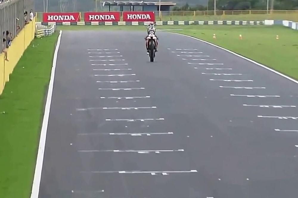 Podigao se na zadnji točak i počeo da slavi pobedu, nekoliko sekundi kasnije gorko se kajao! (VIDEO)