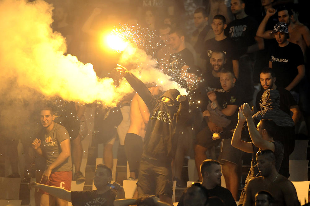 LUDILO U ŠAPCU! Grobari opet zvali igrače Partizana da priđu kopu! A onda... (FOTO) (VIDEO)