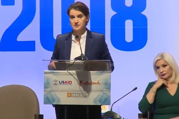 ZORANA PREVRĆE OČIMA BRNABIĆKI IZA LEĐA: Uhvatile je kamere, pogled govori više od reči! (VIDEO)