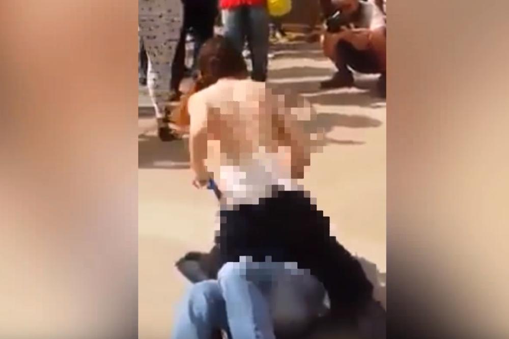 NAPAO JU JE MANIJAK, ALI NI ONA NIJE BAŠ ČISTA: Svetila mu se golim grudima po faci?! O DA, ISTINA JE! (VIDEO)