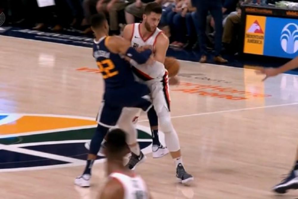 NEPOTREBAN POTEZ! Drugar Pere Antića šutnuo Nurkića u međunožje, ovaj se odmah srušio na parket! (VIDEO)