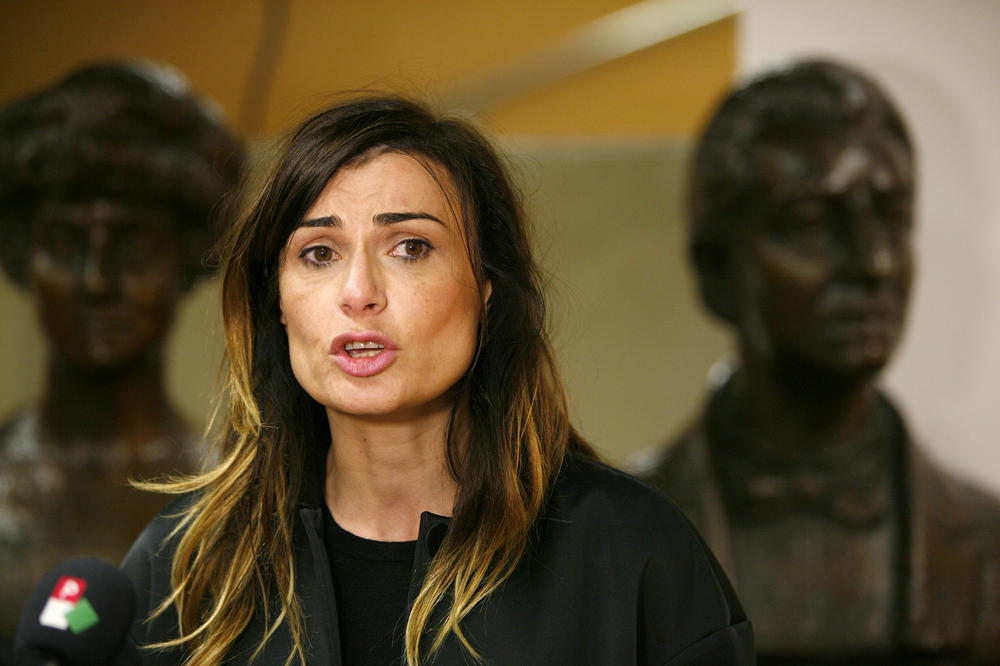 NE PODIŽE VUČIĆ SPOMENIK ĐINĐIĆU, VEĆ DRŽAVA SRBIJA: Biljana Srbljanović odgovorila kritičarima spomenika o Zoranu Đinđiću