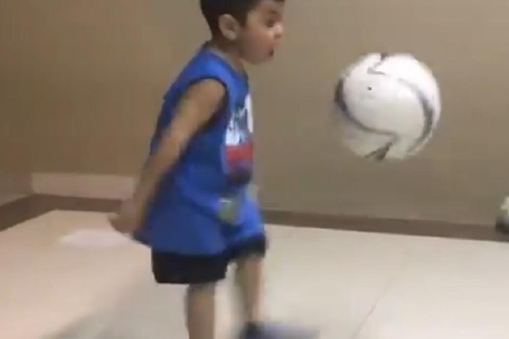 OVO NIJE DETE, OVO JE MEGAZORD! Pogledajte šta sa loptom radi fudbalski mađioničar od PET GODINA! (VIDEO)