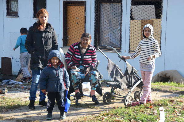 DA LI JE OVAJ PLAC VREDAN NEČIJEG ŽIVOTA? Žive u buđavim krevetima, u kući bez krova, iz koje svaki dan hoće da ih isele! Batinaši dolaze, PRETE I RUŠE, i tako svakog dana! (FOTO)