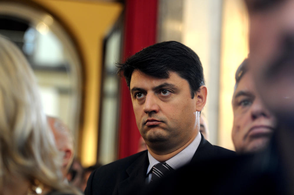 NASRNUO NA PAUKA! Vladimiru Božoviću (SNS, SPO) nije se dopalo što mu naplaćuju kaznu za parkiranje!