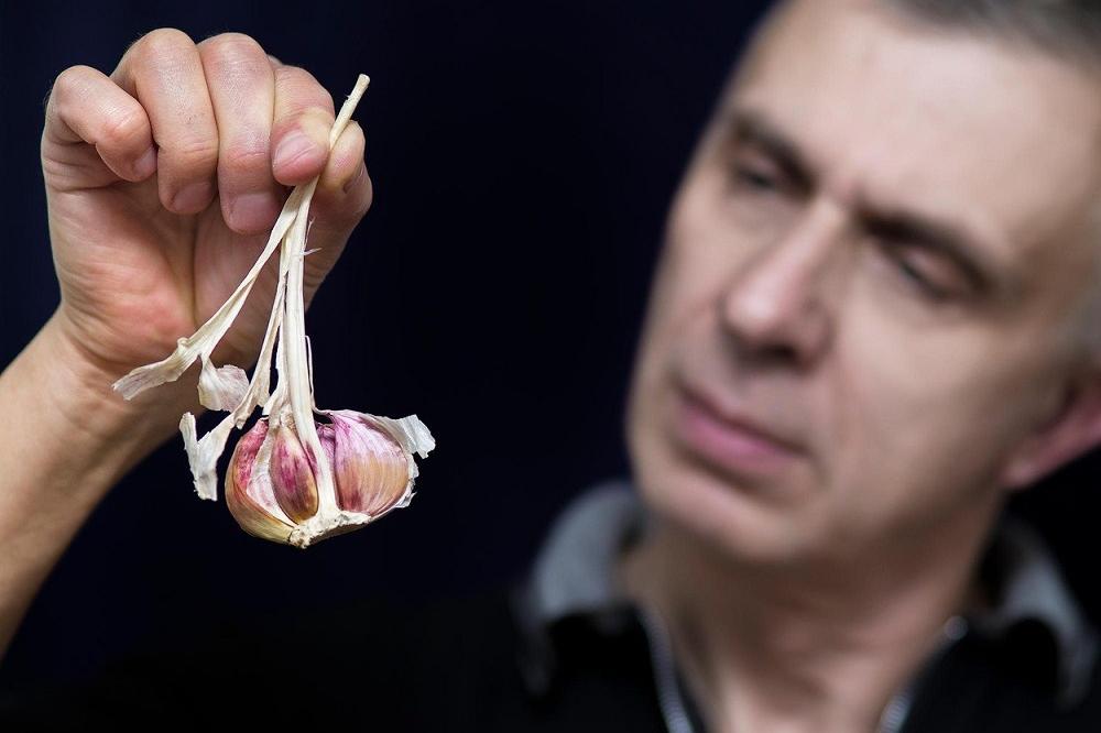 Ako pojedete beli luk na prazan želudac, svom telu ste učinili ovo! (FOTO) (GIF)
