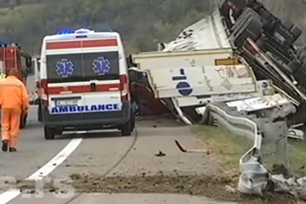 DRAMA NA AUTO-PUTU: Prevrnuo se ŠLEPER, u toku je akcija SPASAVANJA VOZAČA!