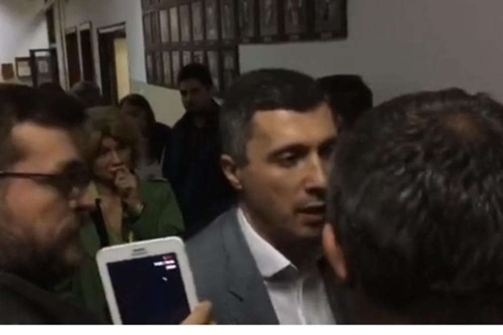 Boška Obradovića nisu pustili u salu, pa nastao HAOS U MLADENOVCU! BELI: Ovako nešto nisam video ni u filmovima (VIDEO)