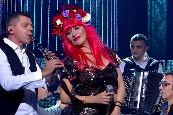 DRAMA U TLZP! Pevačica završila u Urgentnom, LICE JOJ SE DEFORMISALO! (VIDEO)