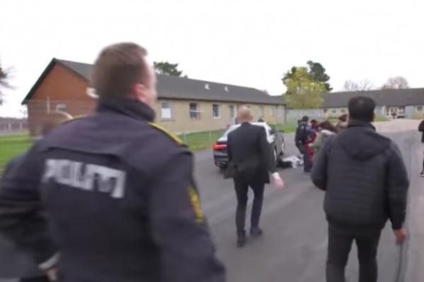 MINISTARKIN AUTO PREGAZIO ŽENU, PA NASTAVIO! Skandal koji trese svet, OBJAVLJEN I SNIMAK (VIDEO)