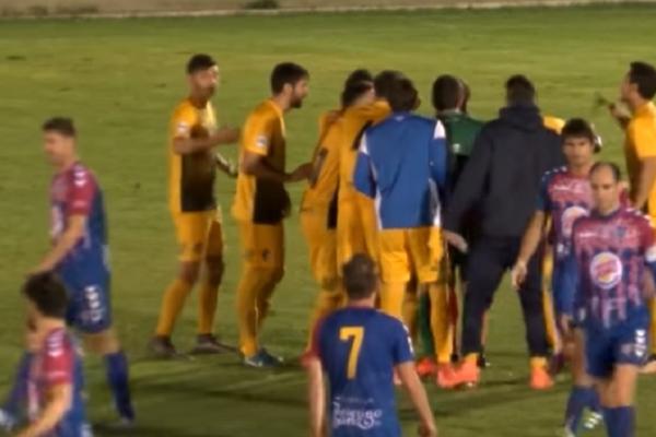 PA, OVO JE KOMEDIJA! Sudija svirao kraj meča u trenutku kada je lopta ulazila u gol! (VIDEO)