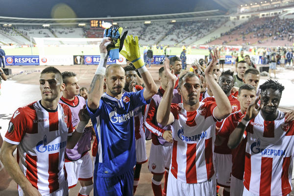 Igrač Zvezde uhvaćen kako zatvara noćni klub! A svi su gledali u njegovu uzavrelu lepšu polovinu u kratkoj haljinici! (VIDEO)