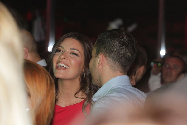 SANJA KUŽET UHVAĆENA KAKO SE LJUBI SA ZGODNIM POZNATIM MUŠKARCEM: Fotka koja se gleda NETREMICE! (FOTO)