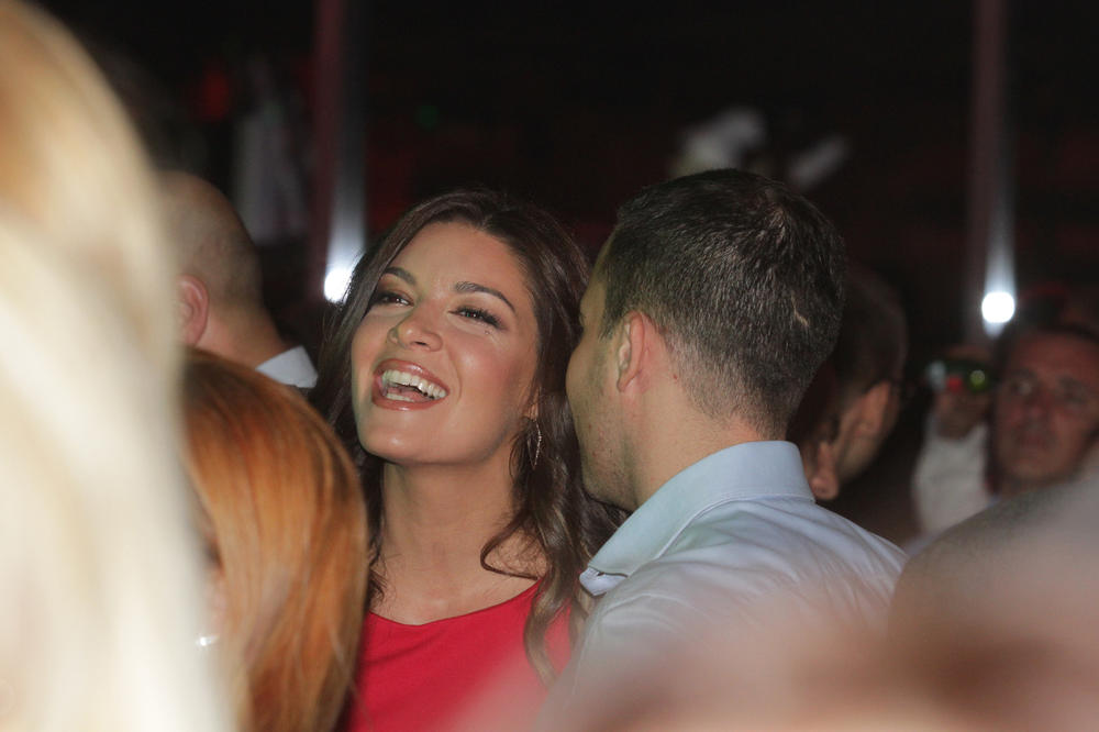 SANJA KUŽET UHVAĆENA KAKO SE LJUBI SA ZGODNIM POZNATIM MUŠKARCEM: Fotka koja se gleda NETREMICE! (FOTO)