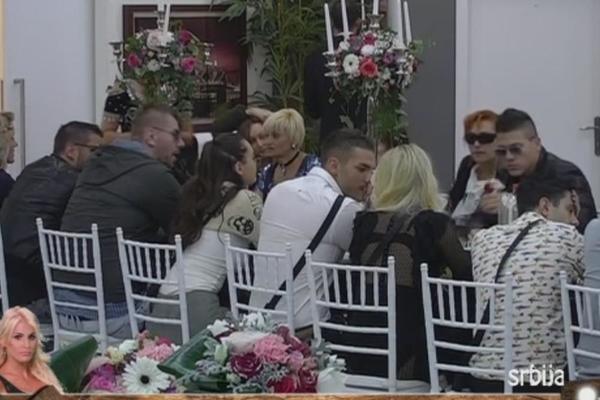 NEĆETE JE PREPOZNATI! Staje na ludi kamen, evo kako Divna DNK izgleda u venčanici! (FOTO)