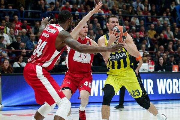 DVOSTRUKI ARŠINI! Gudurić ne sme da igra za Srbiju, ali je zato Fener pustio 2 igrača da nastupe za Tursku!