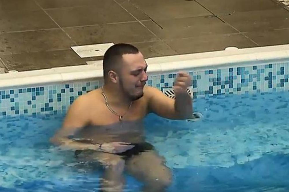 GASTOZ SE NAPIO I SETIO POKOJNE MAJKE: Grca u suzama, jeca, plače, svi ga mole da ne NAUDI SEBI