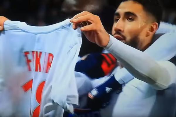 KOJA BUDALA, MAJKO MILA! Pred gnevnim protivničkim navijačima slavio gol kao Mesi u "El Klasiku"! Derbi Francuske prekinut! (VIDEO)