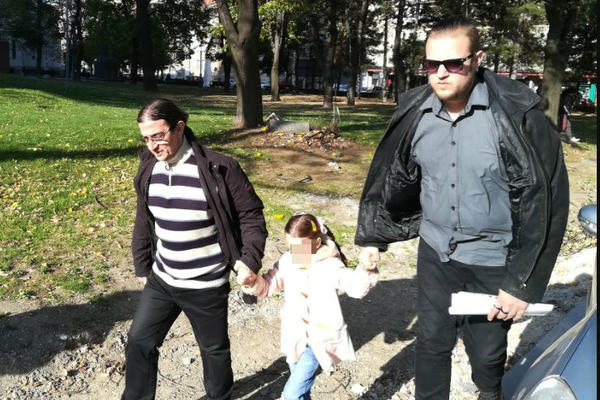 MISTERIOZNI DOLAZAK U SUD: Svi su čekali Jelenine drugarice, a onda su ušetali oni sa malom Janom!